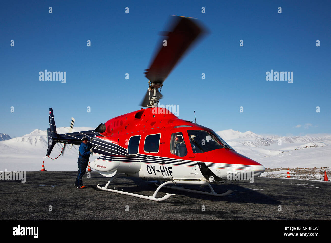 Hubschrauber am Heliport, Grönland, Ostgroenland, Tunu, Kalaallit Nunaat, Scoresbysund, Kangertittivag, Ittoqqortoormiit Stockfoto