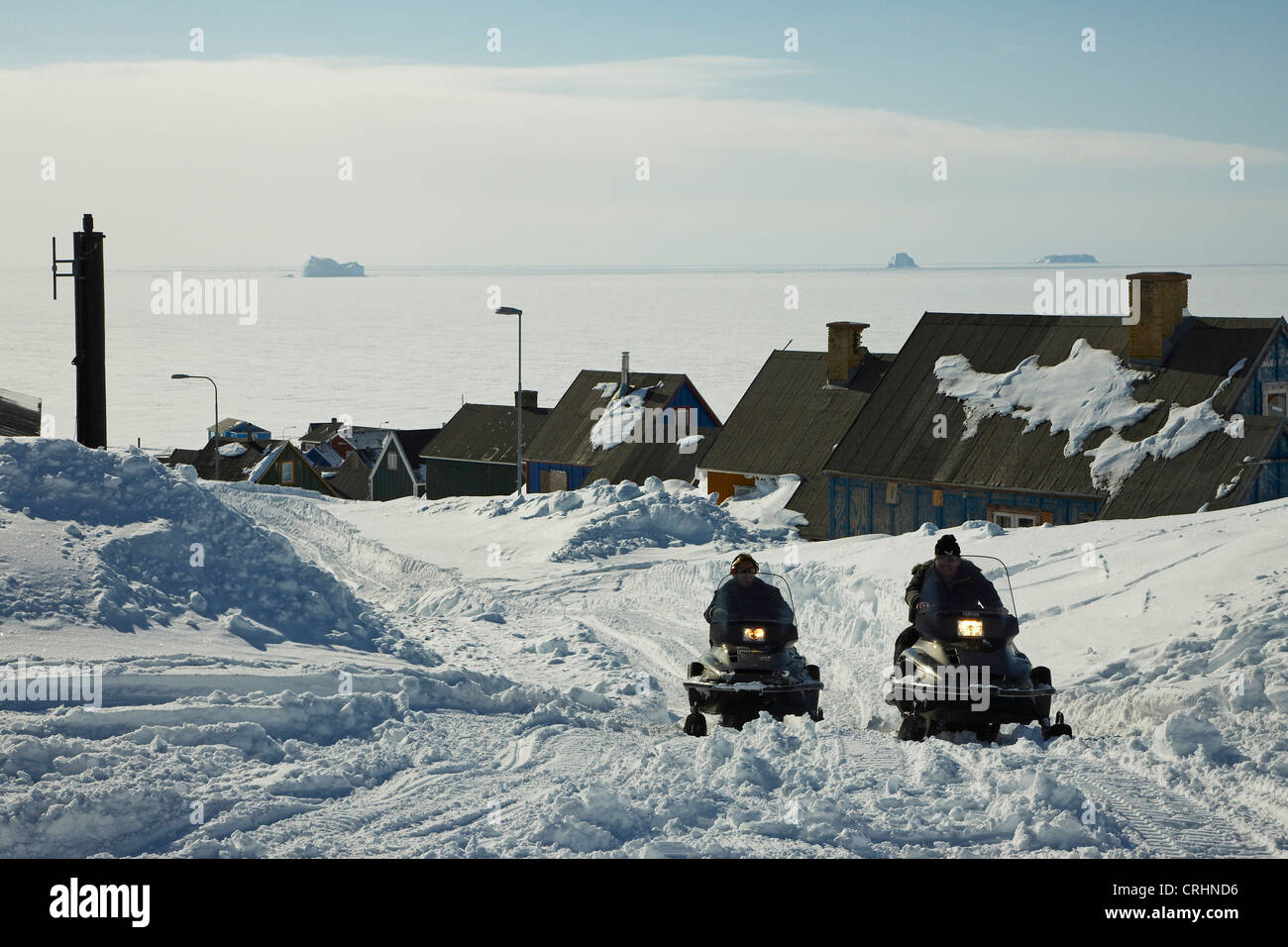 Motorschlitten in tief verschneiten Straße, Grönland, Ostgroenland, Tunu, Kalaallit Nunaat, Scoresbysund, Kangertittivag, Ittoqqortoormiit Stockfoto