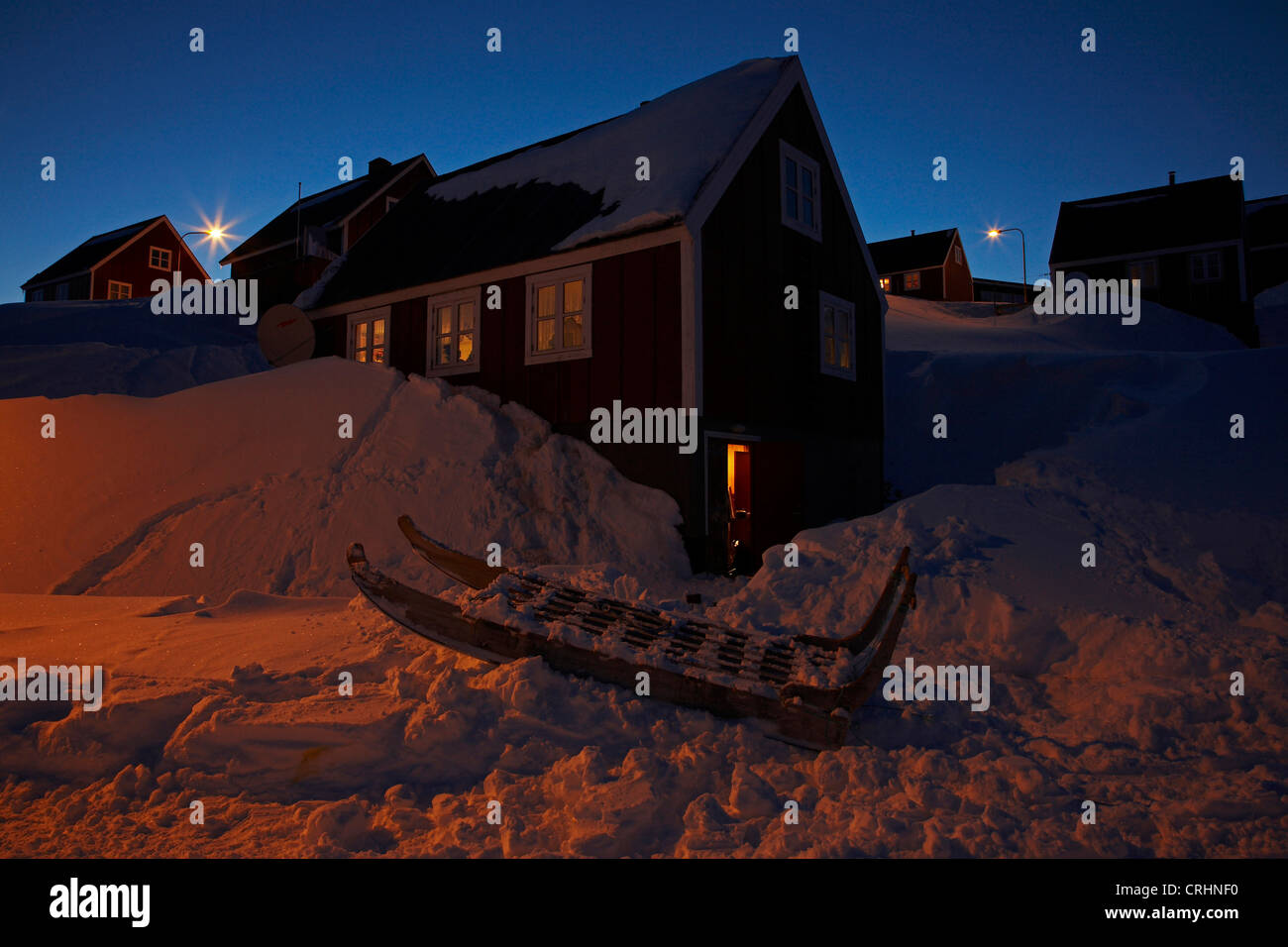 kleine Stadt am Abend, Grönland, Ostgroenland, Tunu, Kalaallit Nunaat, Scoresbysund, Kangertittivag, Ittoqqortoormiit Stockfoto
