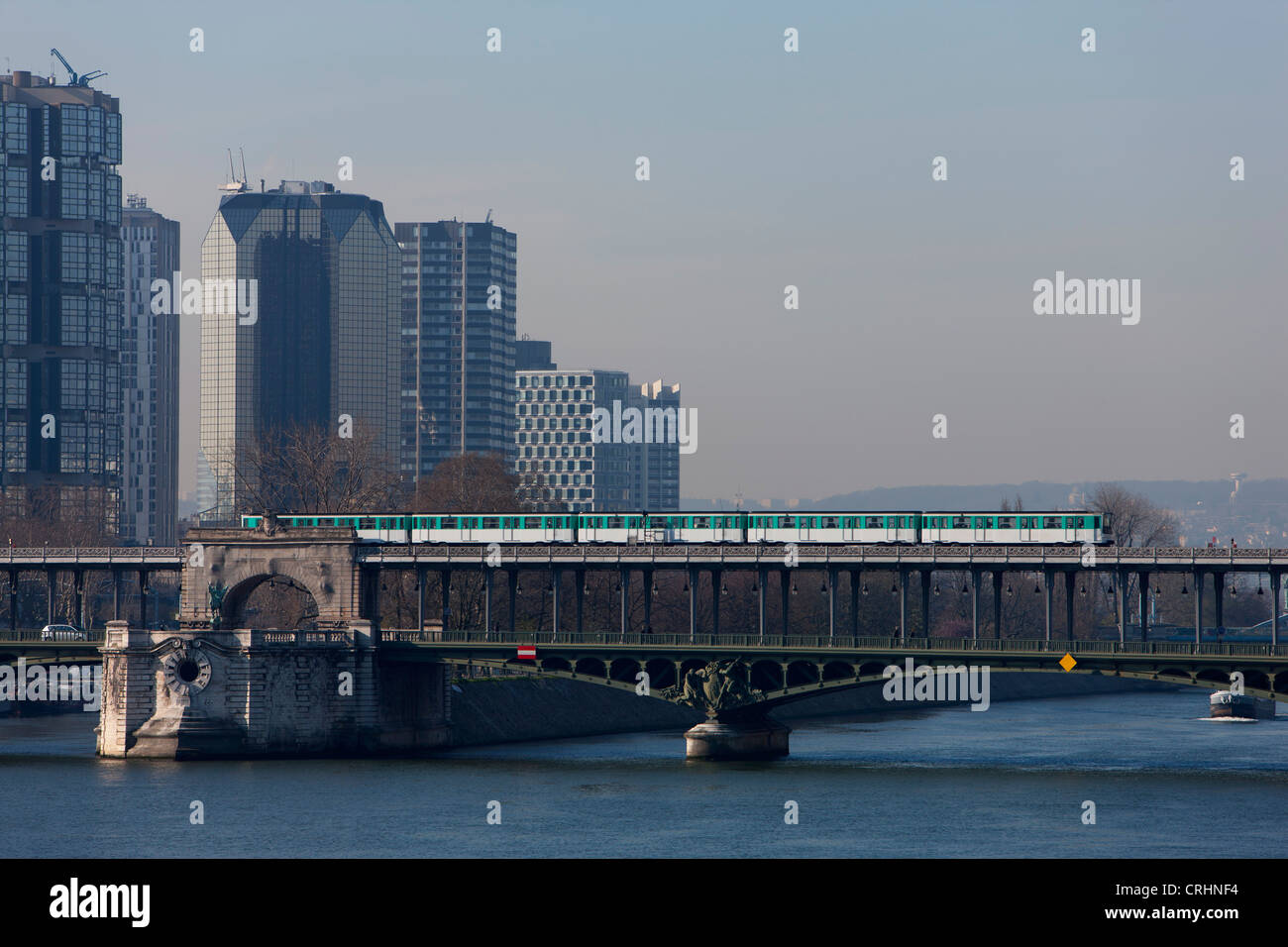 Paris u-Bahn Kreuzung Pont de Bir-Hakeim, Paris, Frankreich Stockfoto