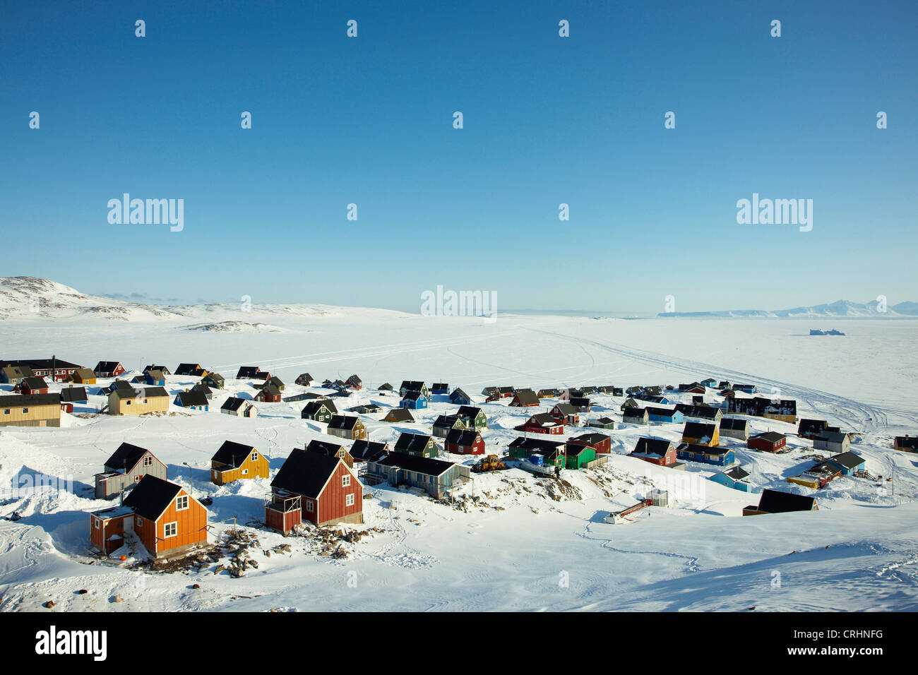 verschneiten Kleinstadt im Winter, Grönland, Ostgroenland, Tunu, Kalaallit Nunaat, Scoresbysund, Kangertittivag, Ittoqqortoormiit Stockfoto