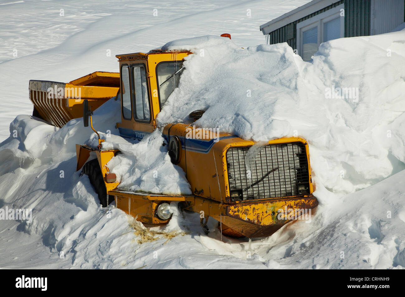 Traktor mit Schnee, Grönland, Ostgroenland, Tunu, Kalaallit Nunaat, Scoresbysund, Kangertittivag, Ittoqqortoormiit Stockfoto