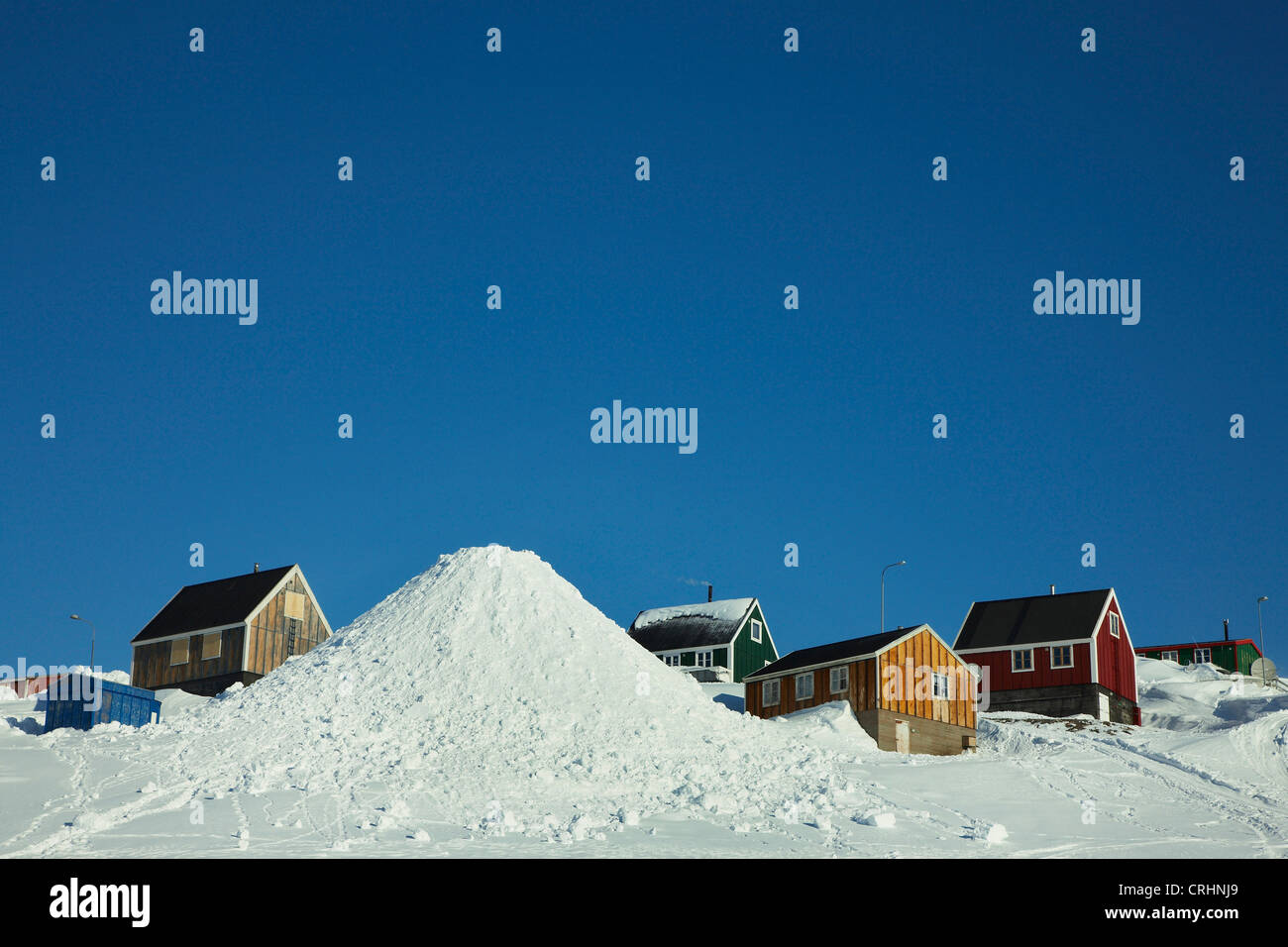 Schnee-Heap in der Stadt, Grönland, Ostgroenland, Tunu, Kalaallit Nunaat, Scoresbysund, Kangertittivag, Ittoqqortoormiit Stockfoto