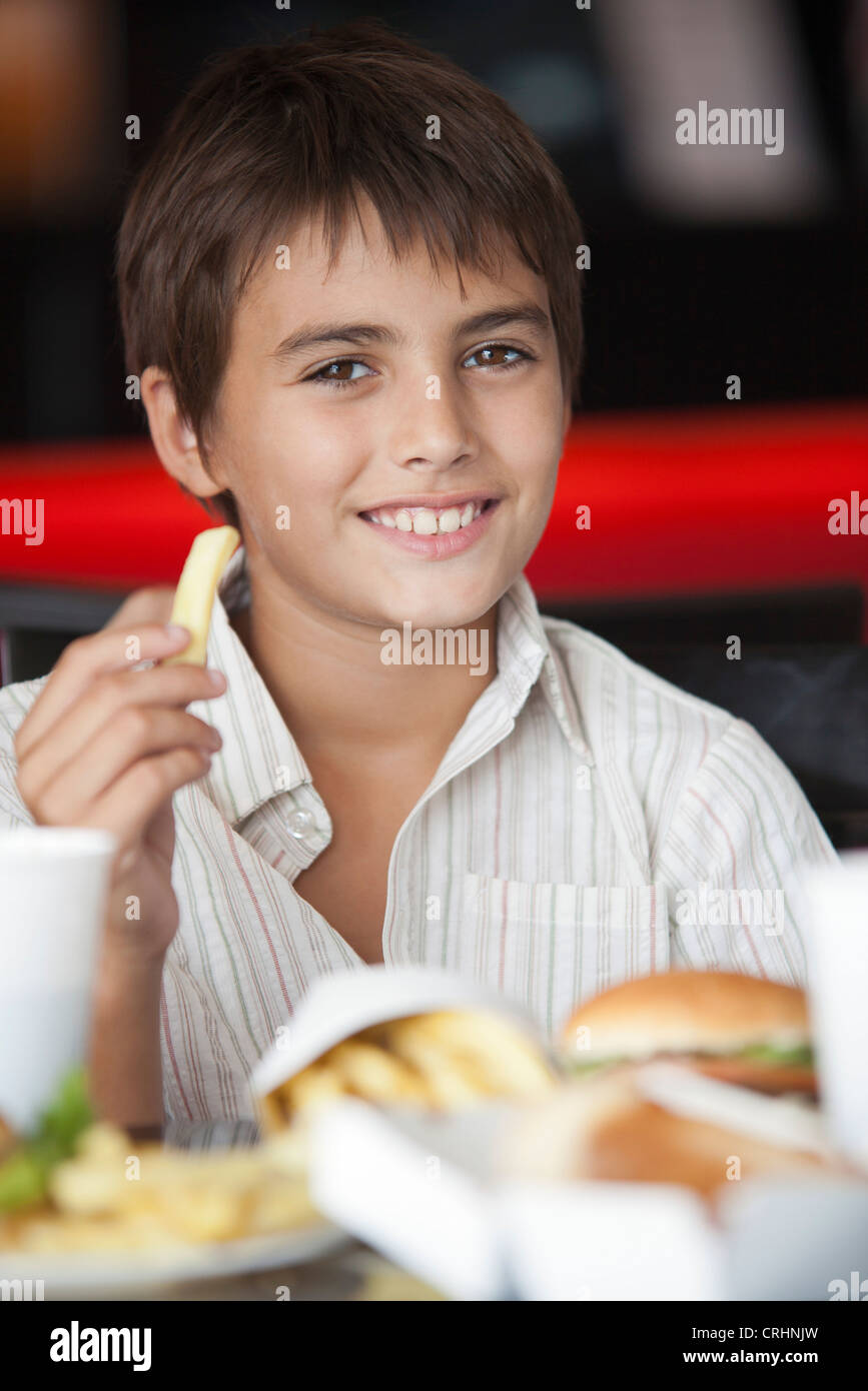 Junge Essen Fast-Food, Porträt Stockfoto