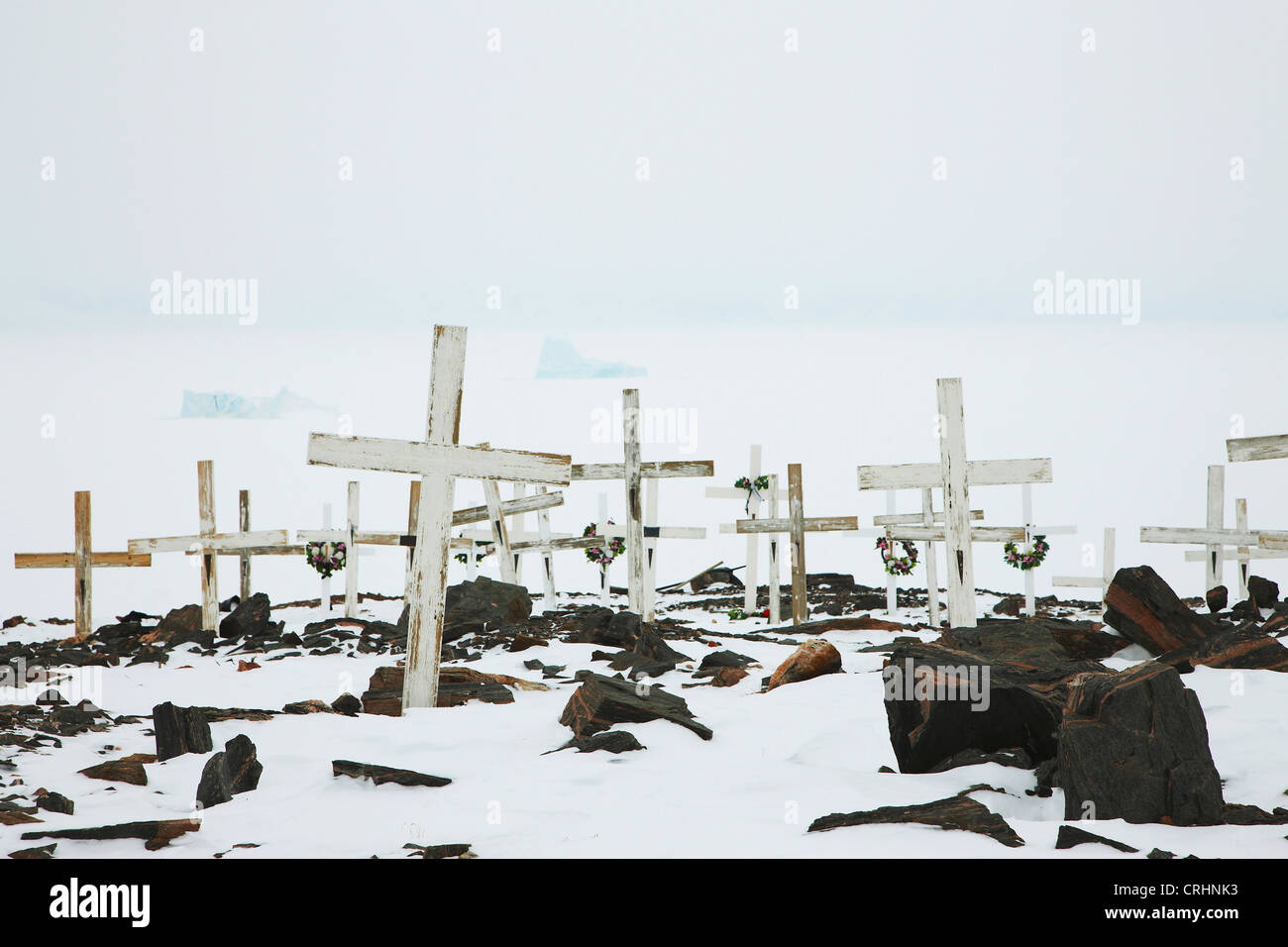 Friedhof im Winter, Grönland, Ostgroenland, Tunu, Kalaallit Nunaat, Scoresbysund, Kangertittivag, Ittoqqortoormiit Stockfoto