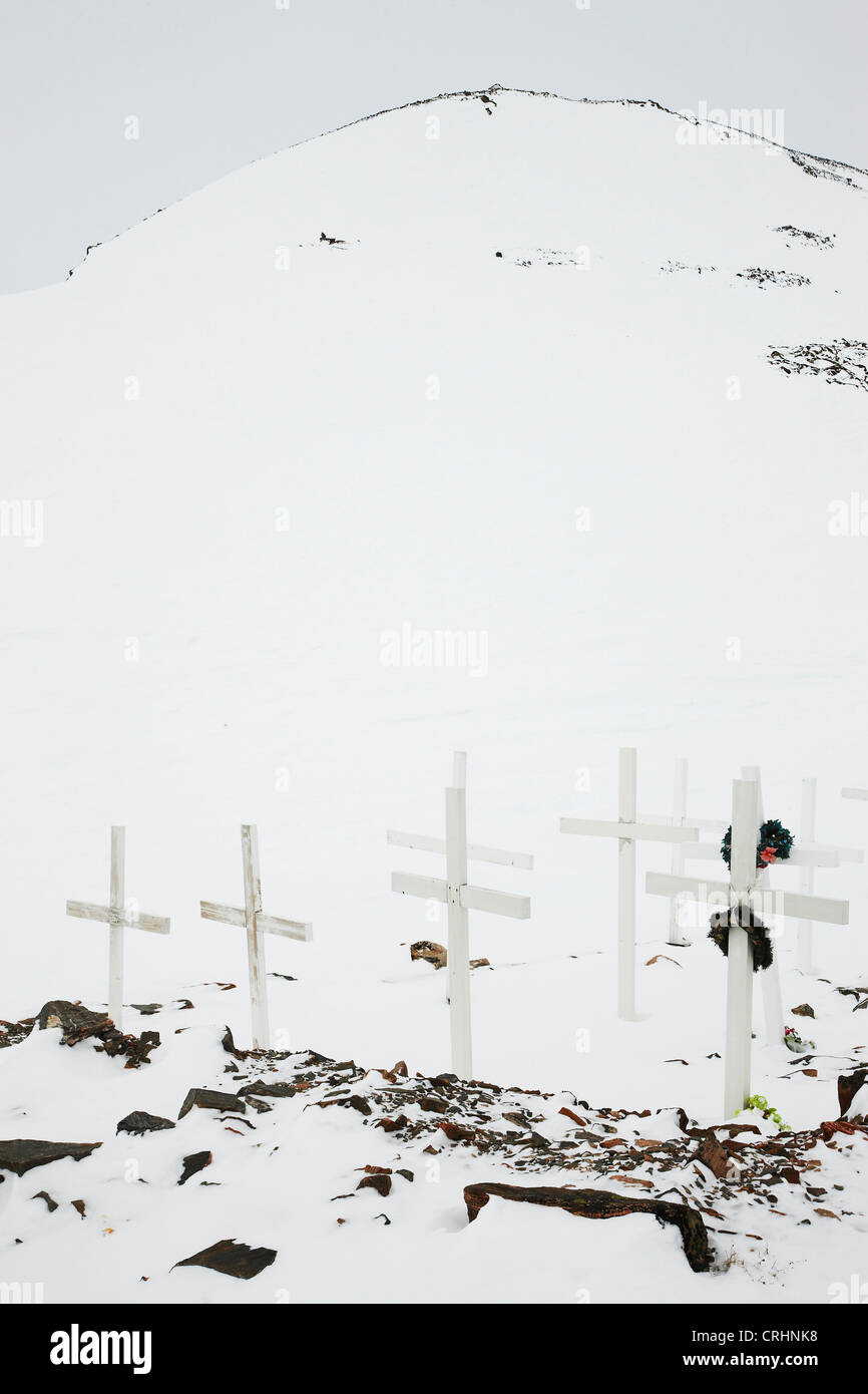 Friedhof im Winter, Grönland, Ostgroenland, Tunu, Kalaallit Nunaat, Scoresbysund, Kangertittivag, Ittoqqortoormiit Stockfoto
