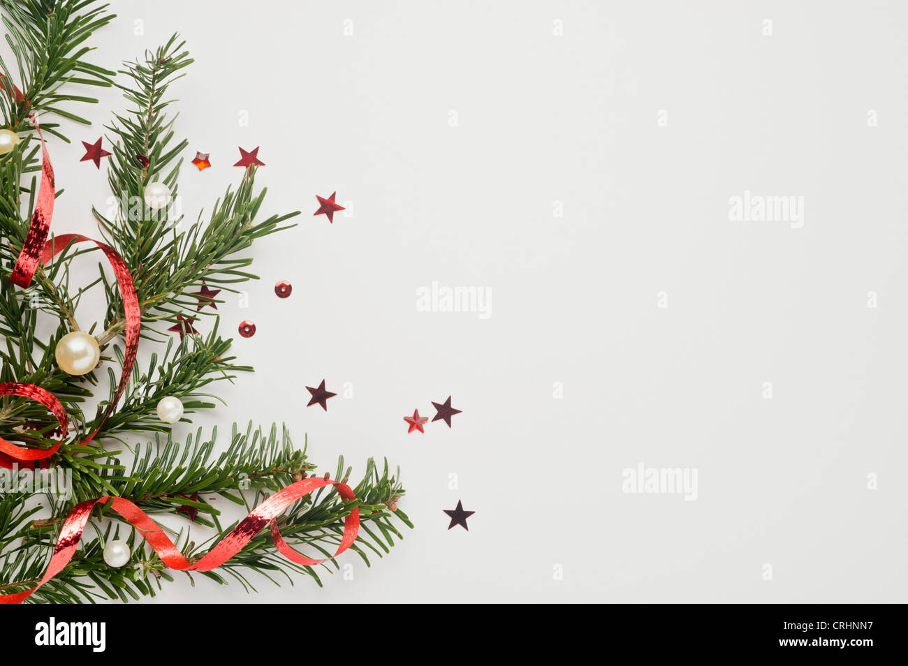 Weihnachts-Dekorationen auf weißem Hintergrund Stockfoto