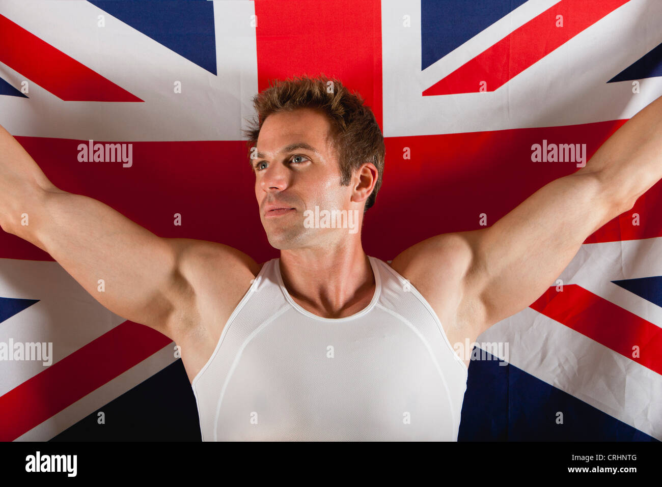 Männlicher Athlet vor britischen Flagge Stockfoto