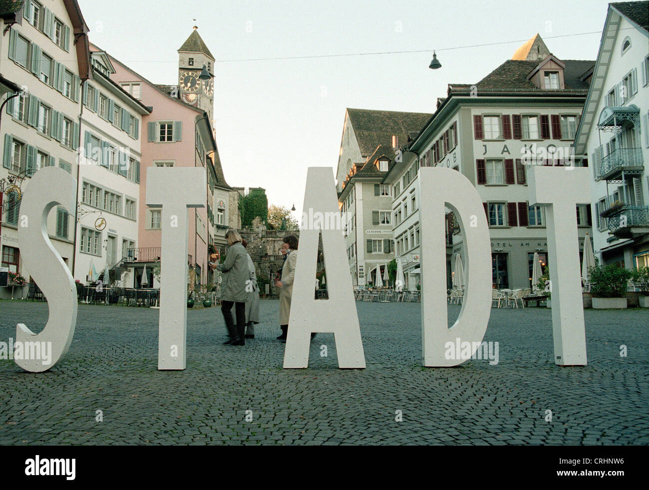Rapperswil, Schweiz, über lebensgroße Buchstaben in der Innenstadt  Stockfotografie - Alamy