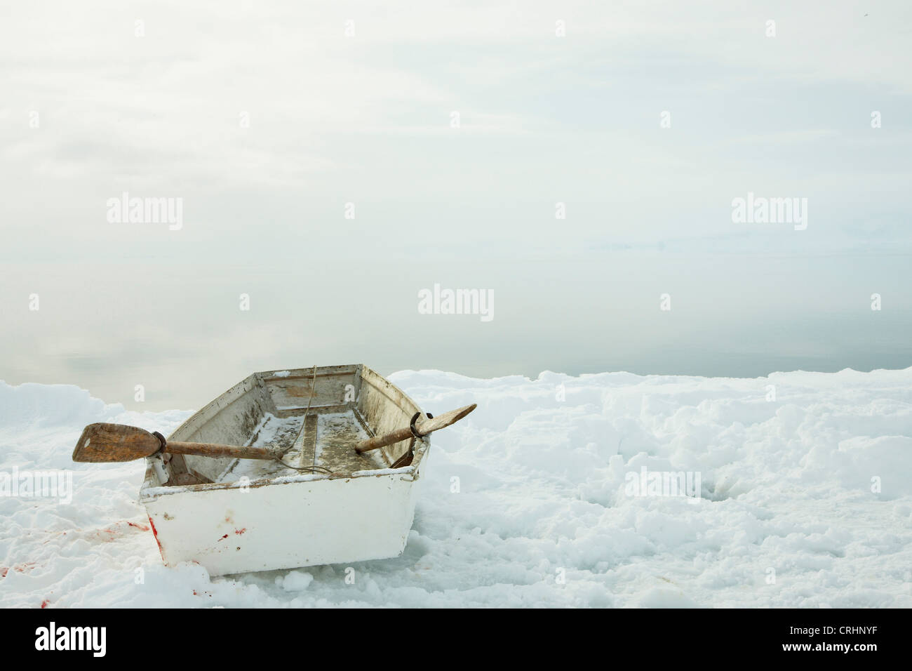 Inuit-Ruderboot liegen auf dem Eis vor offenem Wasser, Grönland, Ostgroenland, Tunu, Kalaallit Nunaat, Scoresbysund, Kangertittivag, Kap Tobin, Ittoqqortoormiit Stockfoto
