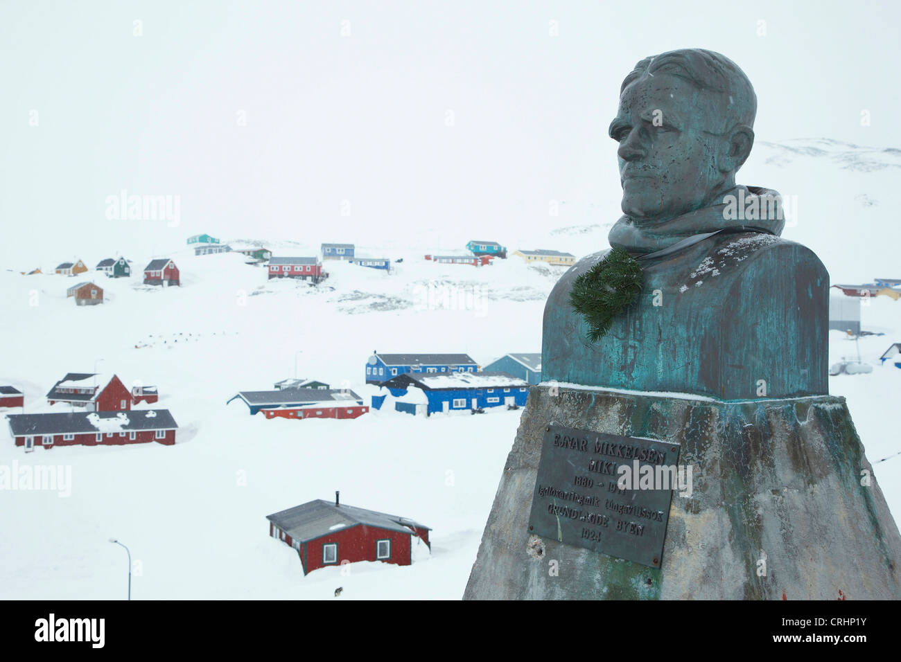 Denkmal auf einem Hügel in der Nähe einer Siedlung, Grönland, Ostgroenland, Tunu, Kalaallit Nunaat, Scoresbysund, Kangertittivag, Ittoqqortoormiit Stockfoto
