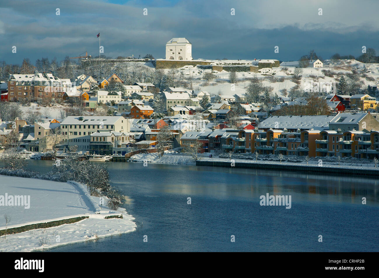 Blick über die Winter-Stadt, die Nidelva und die Burg Kristiansten, Norwegen, Troendelag, Trondheim Stockfoto