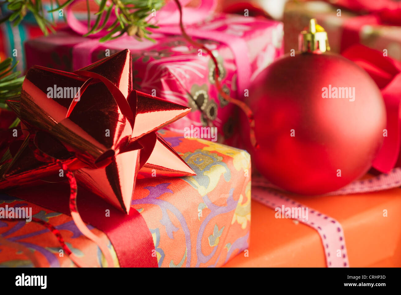 Festlich verpackte Weihnachtsgeschenke, close-up Stockfoto