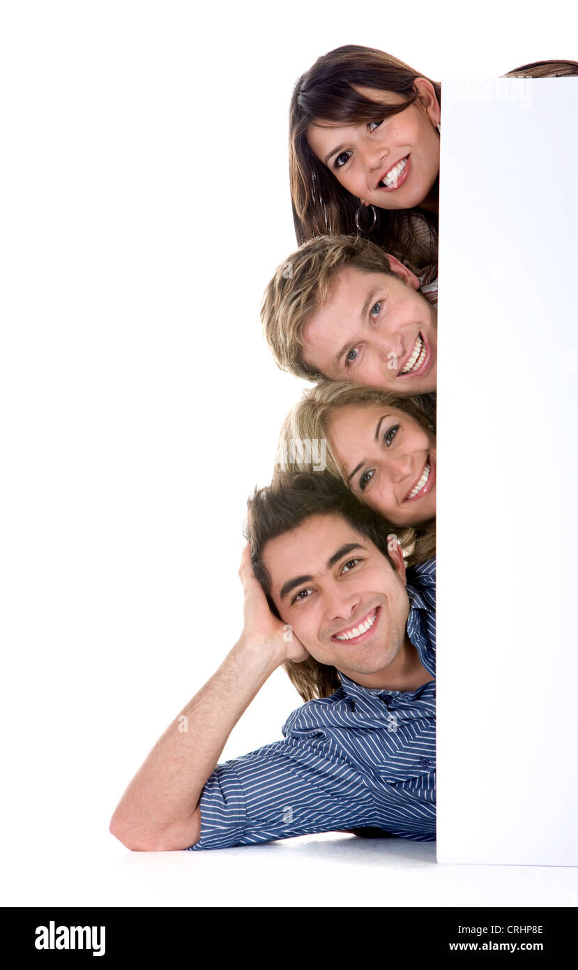 glückliche junge Menschen peering hinter ein weißes Schild Stockfoto