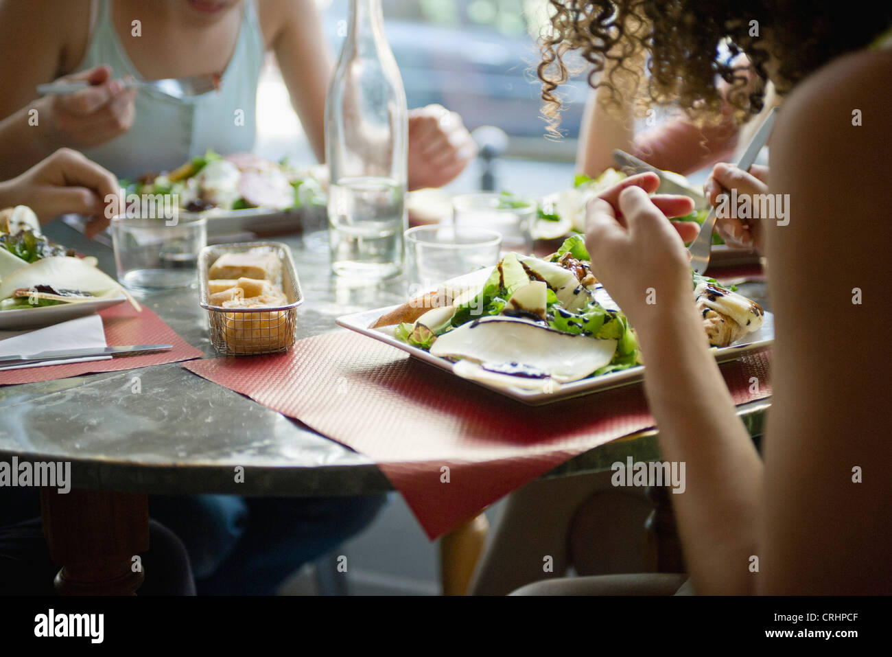 Freunde genießen Mahlzeit im Café, beschnitten Stockfoto