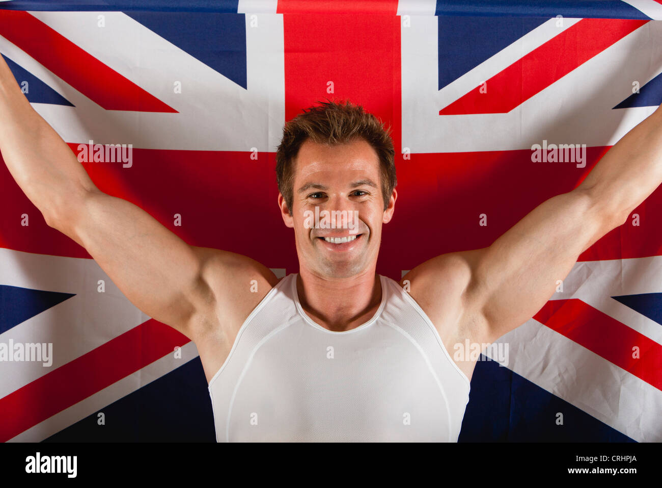 Männlicher Athlet vor britischen Flagge Stockfoto