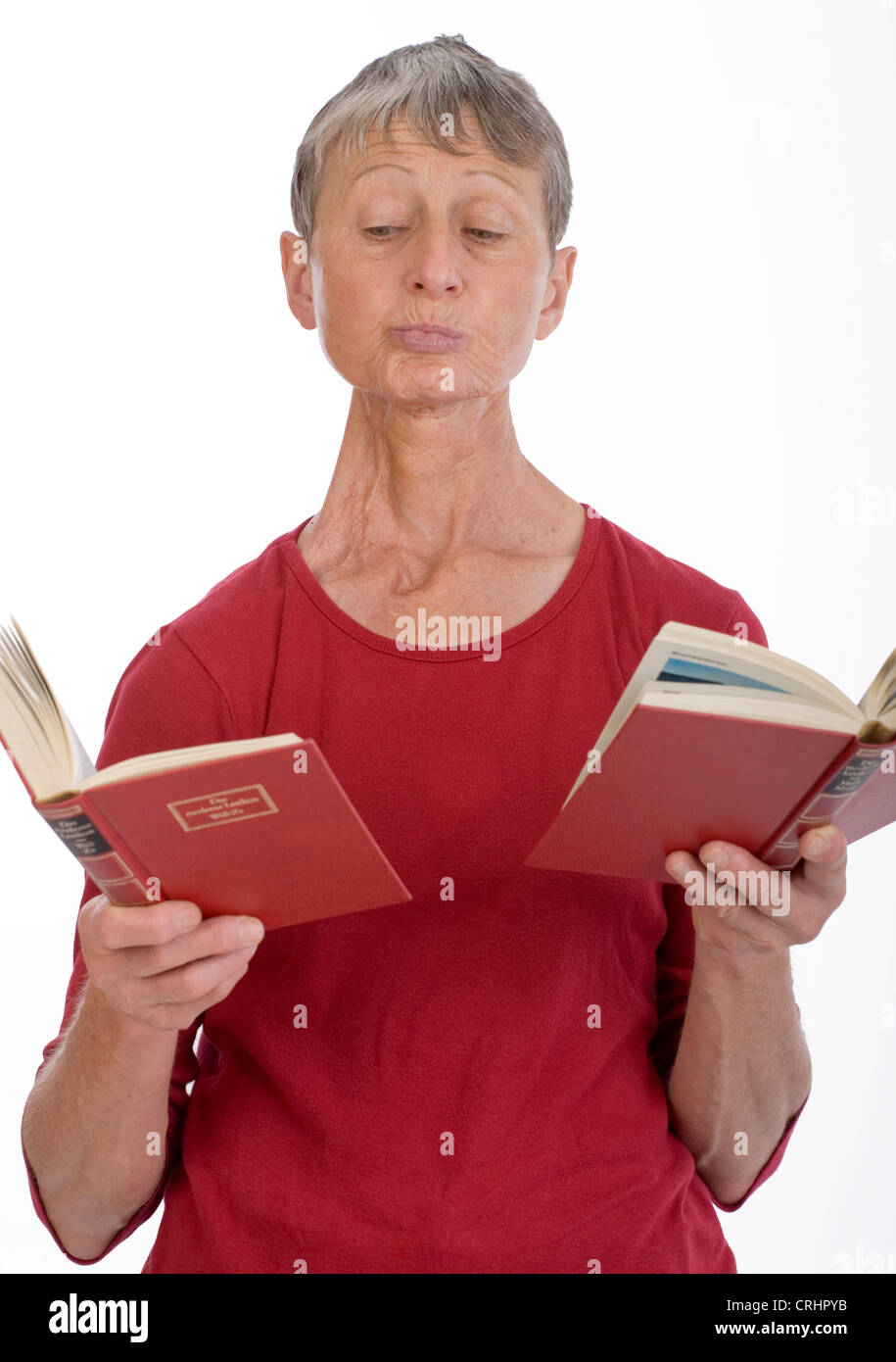 Frau, 60 +, mit Büchern Stockfoto