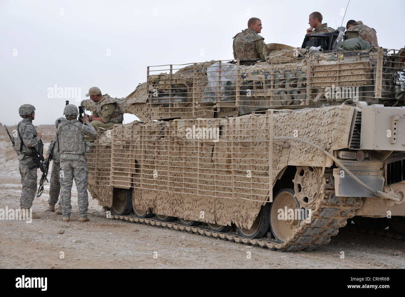 Dänisch und US-Soldaten außerhalb der Taliban-Hochburg Mardscha zu unterhalten. Afghainistan Stockfoto
