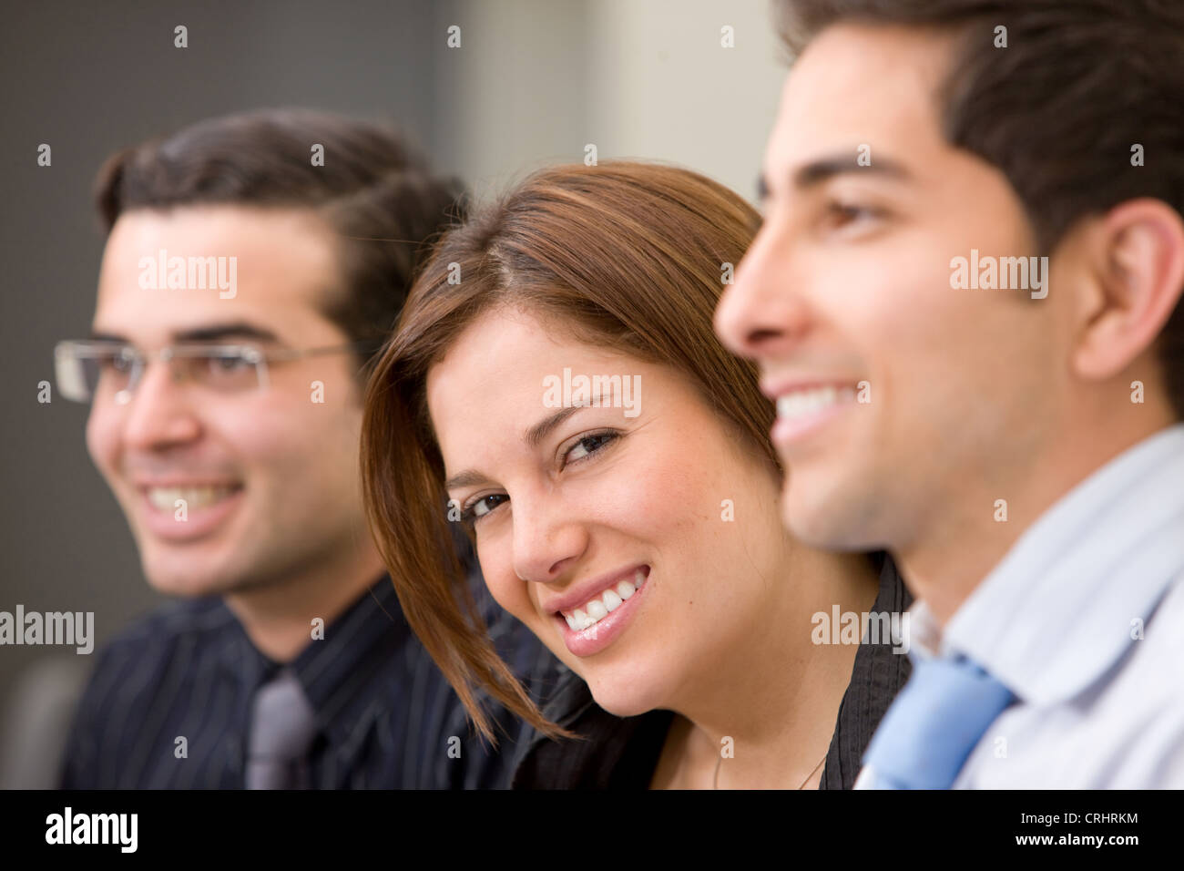 Business-Leute in einem Büro lächelnd Stockfoto