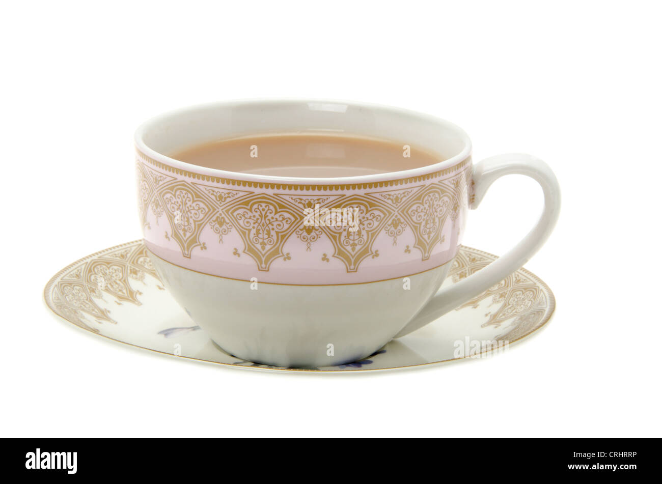 Tasse Tee in einem reich verzierten Bone China Tasse und Untertasse - Studio mit einem weißen Hintergrund gedreht. Stockfoto