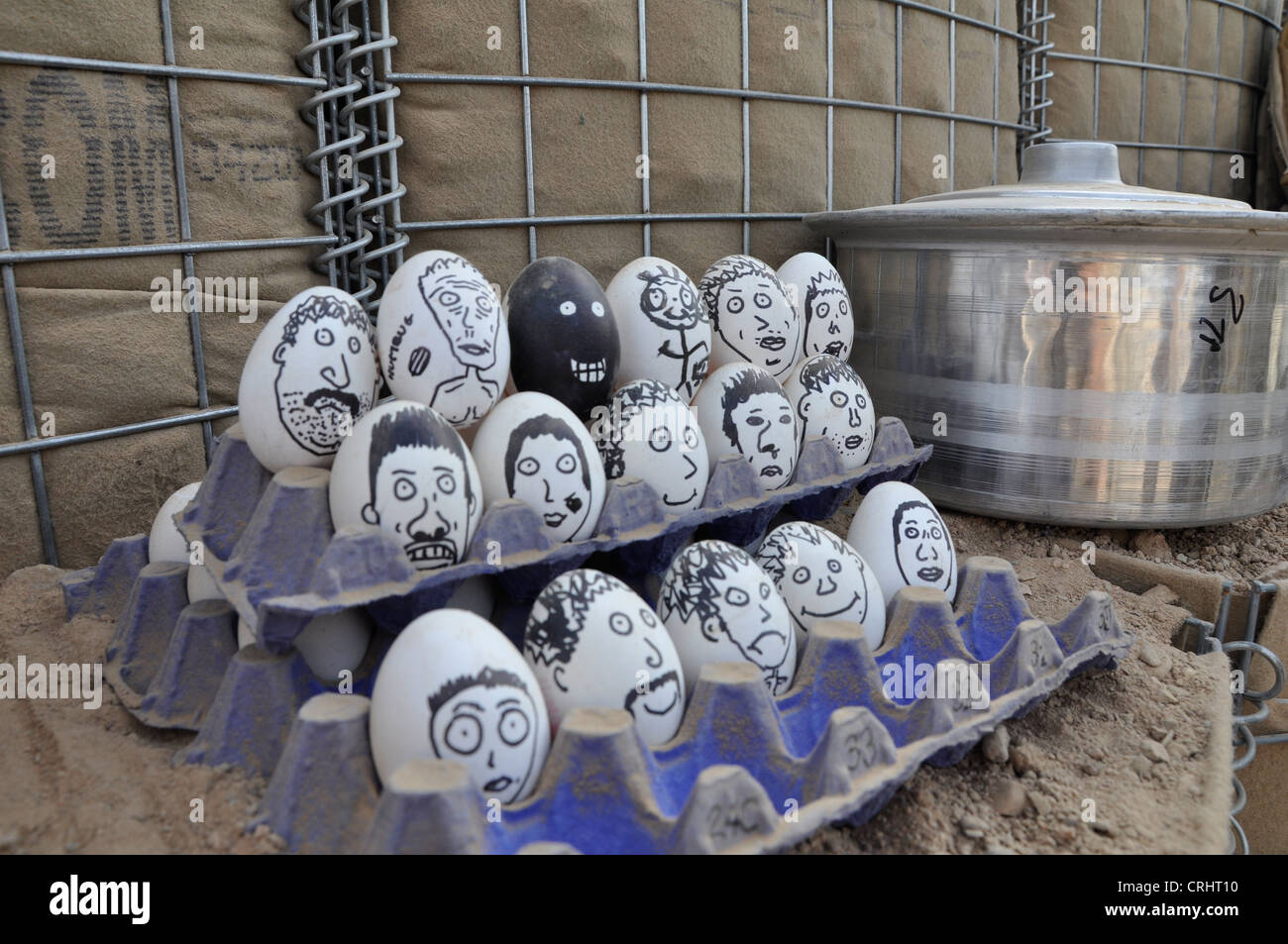 Soldaten bei einer Patrouille-Basis in Afghanistan feiern Ostersonntag durch die Malerei ihre Gesichter auf den Eiern Stockfoto