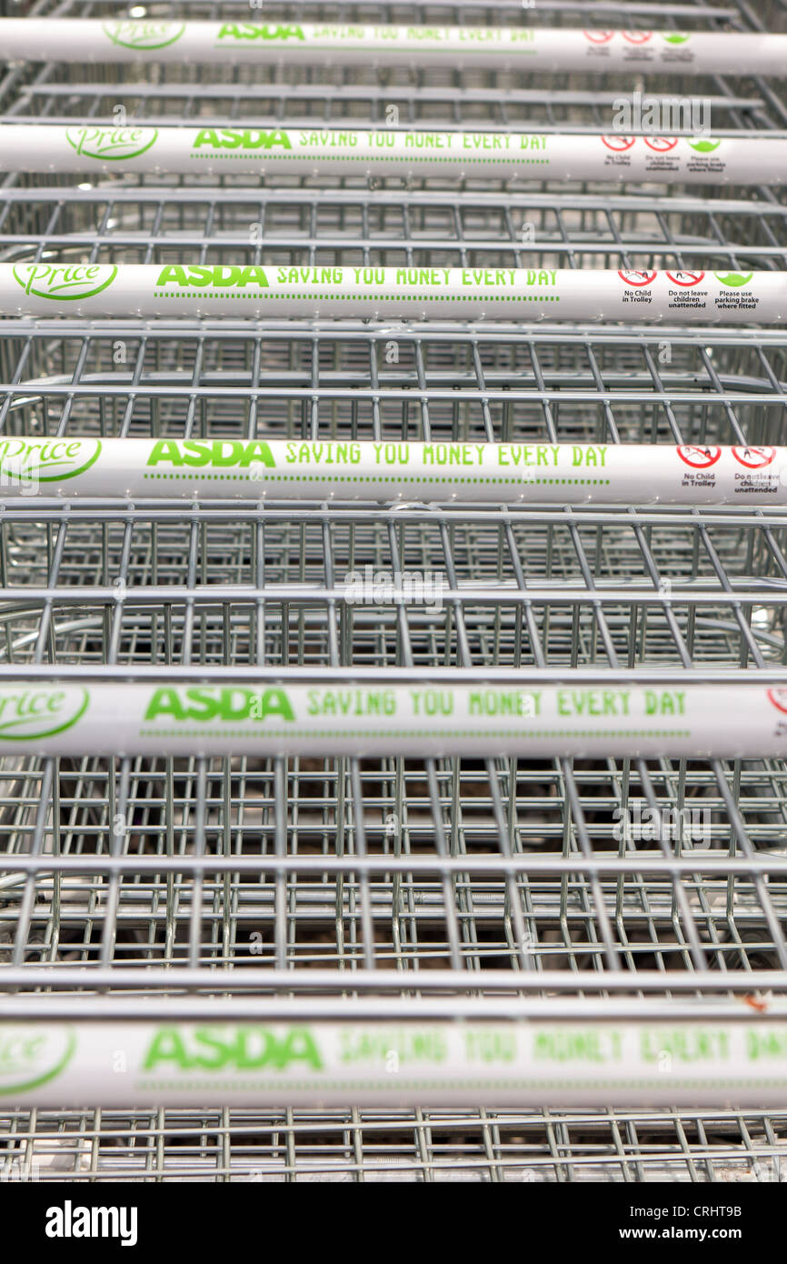 ASDA Supermarkt Trolleys Forfar Scotland UK Stockfoto