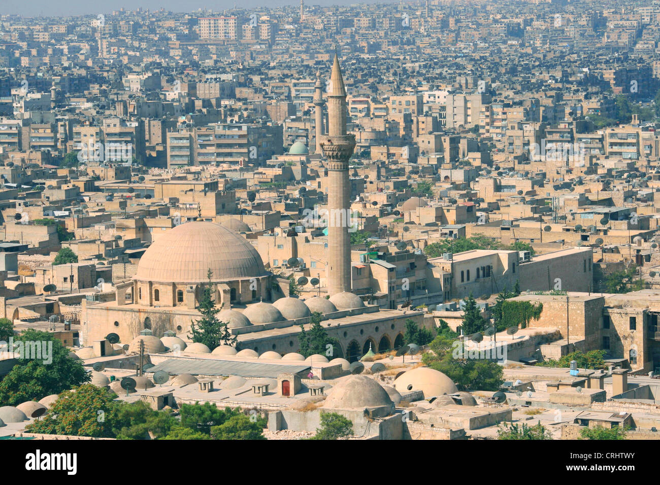 Blick auf die Stadt bei Aleppo mit Moschee, Syrien Stockfoto
