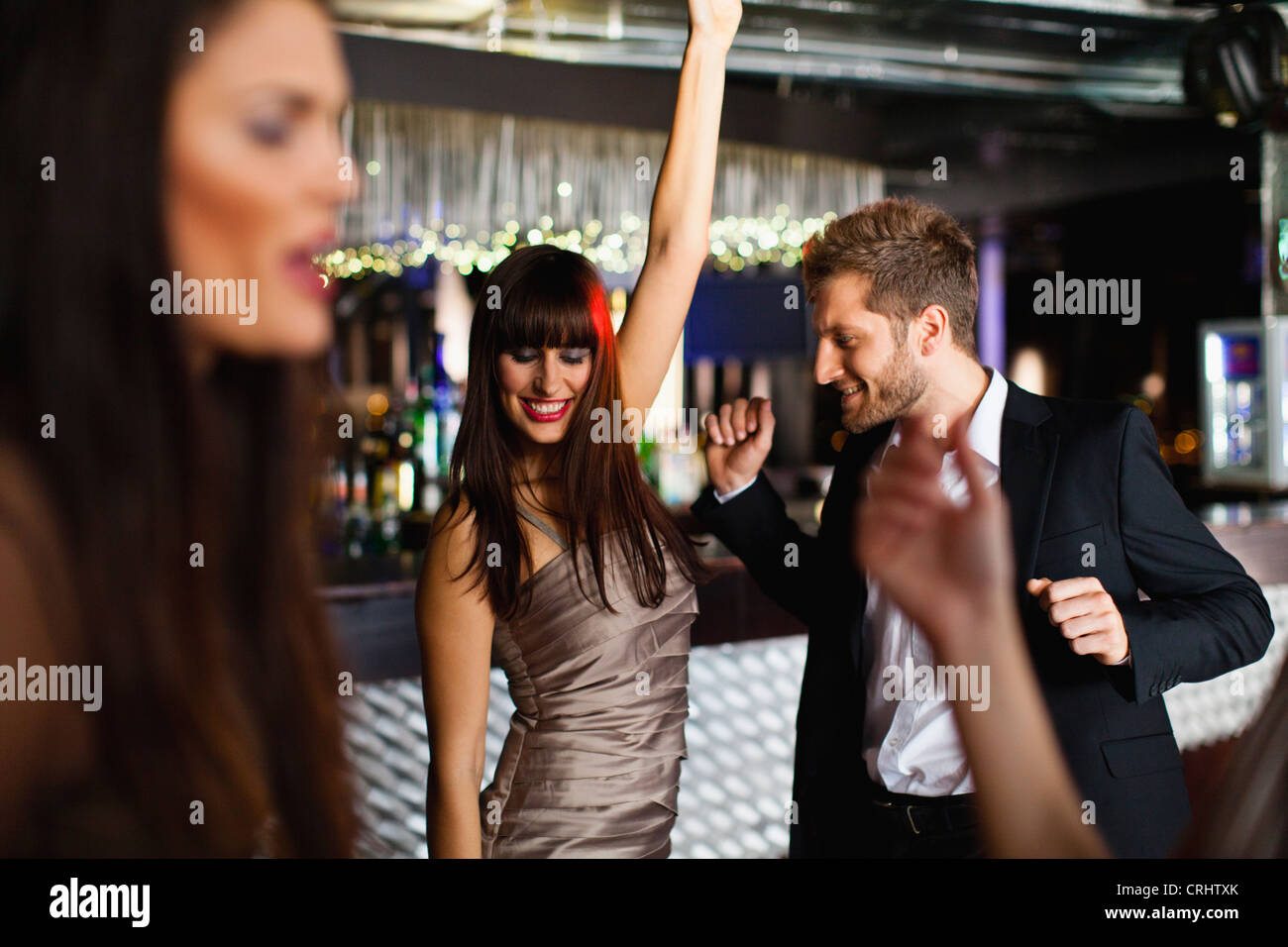 Lächelnd Freunde tanzen in Bar Stockfoto
