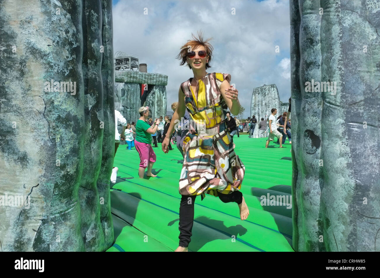 Eine 46 Jahre alte Frau Aufprallen auf den aufblasbaren Stonehenge in Camborne, Cornwall, UK Stockfoto