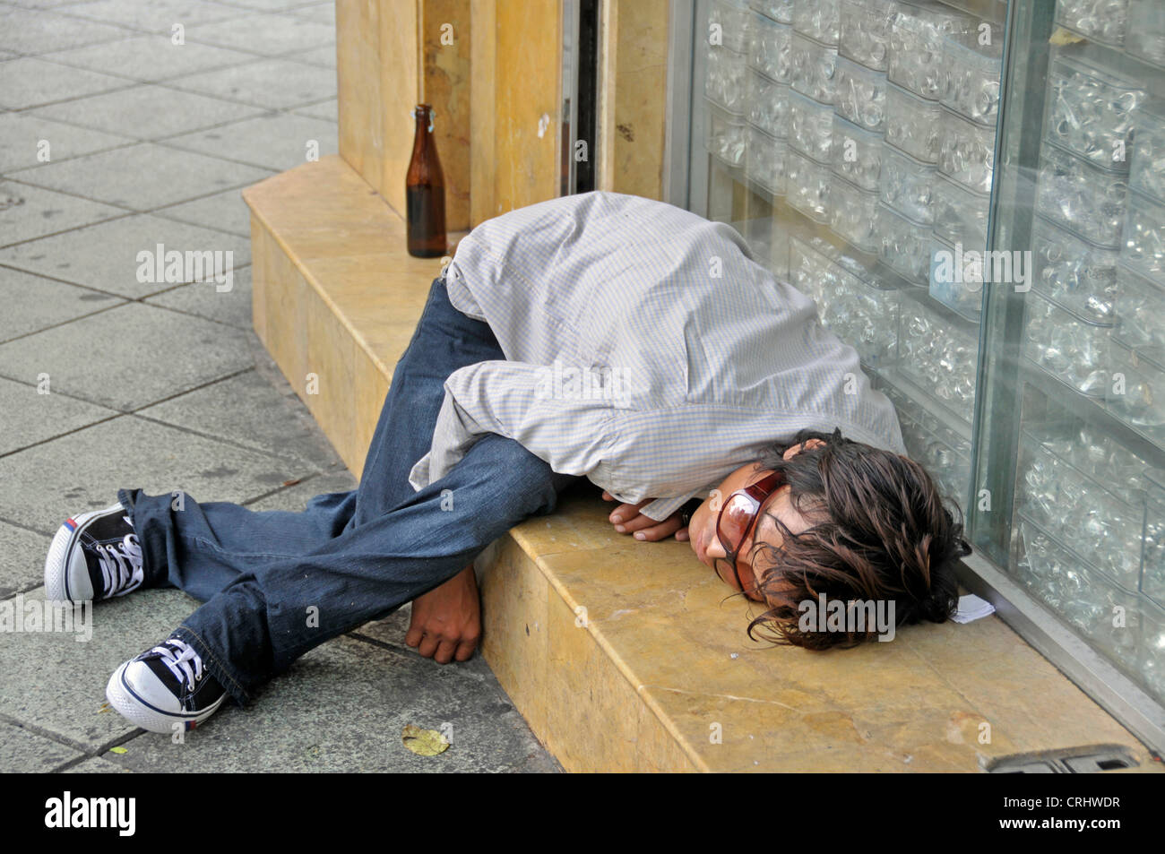 Trunkenbold schlafen auf einer Bank, Thailand, Bangkok Stockfoto