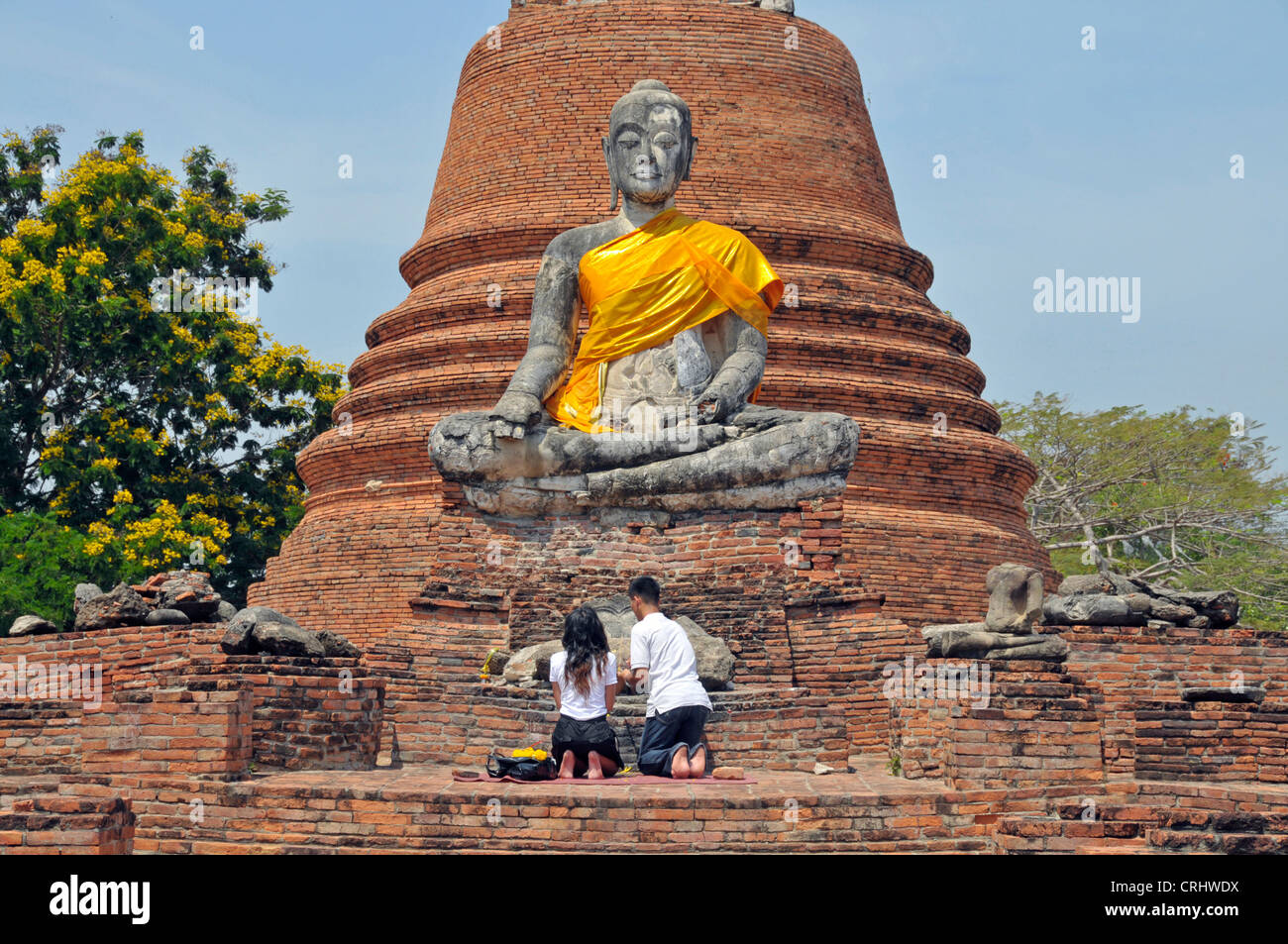 zwei betende eine Chedi des Wat Worachetha Ram, Thailand, Ayutthaya Stockfoto