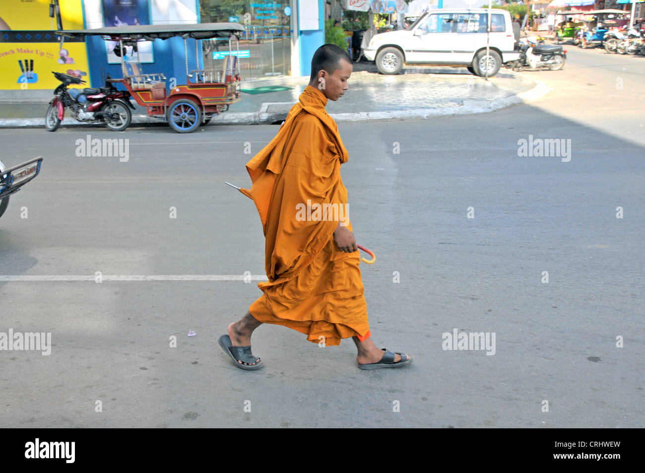 buddhistische Munk, überqueren die Straße, Kambodscha, Phnom Penh Stockfoto