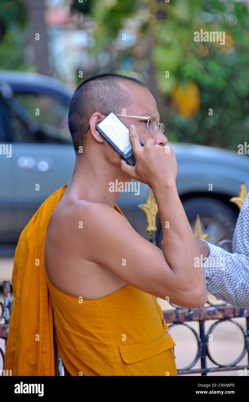 buddhistische Munk Telefonieren in den Straßen von Phnom Penh, Kambodscha Stockfoto