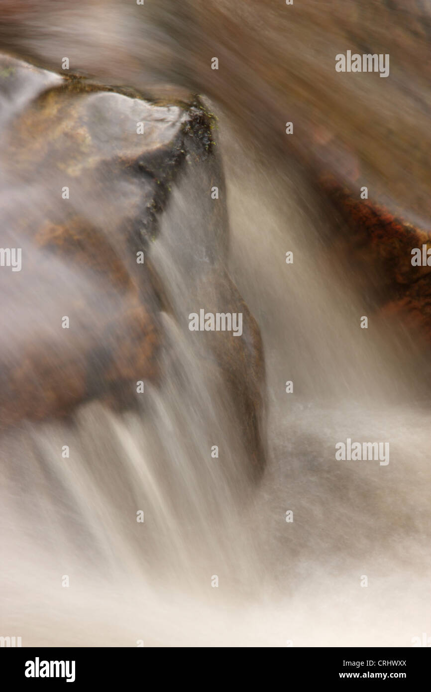 Detail eines Wasserfalls, Reelig Glen, Highlands, Schottland, Vereinigtes Königreich Stockfoto
