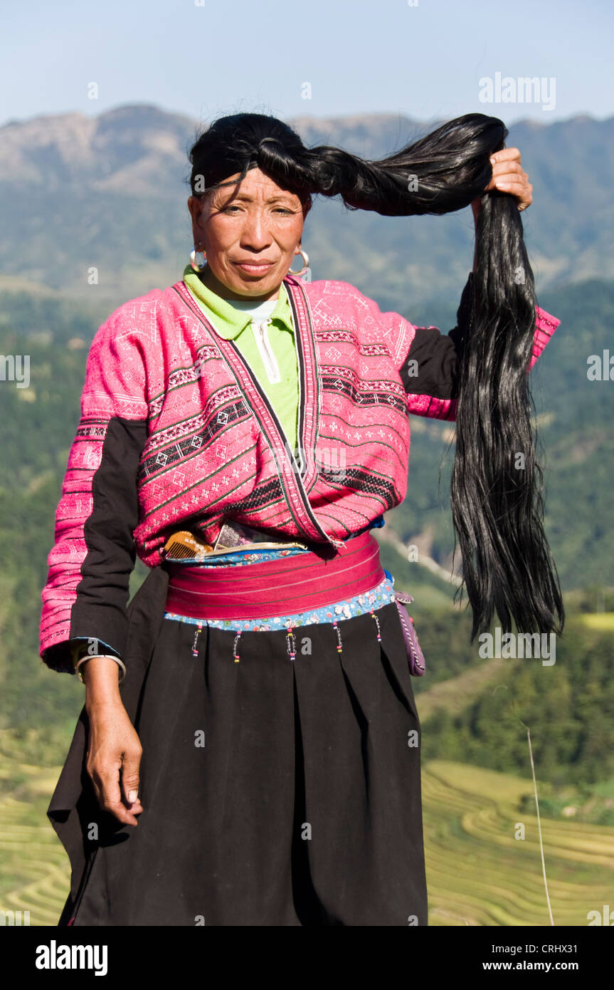 Langhaar-Yao Frau - Longji in der Nähe von Guilin, Provinz Guangxi - China Stockfoto