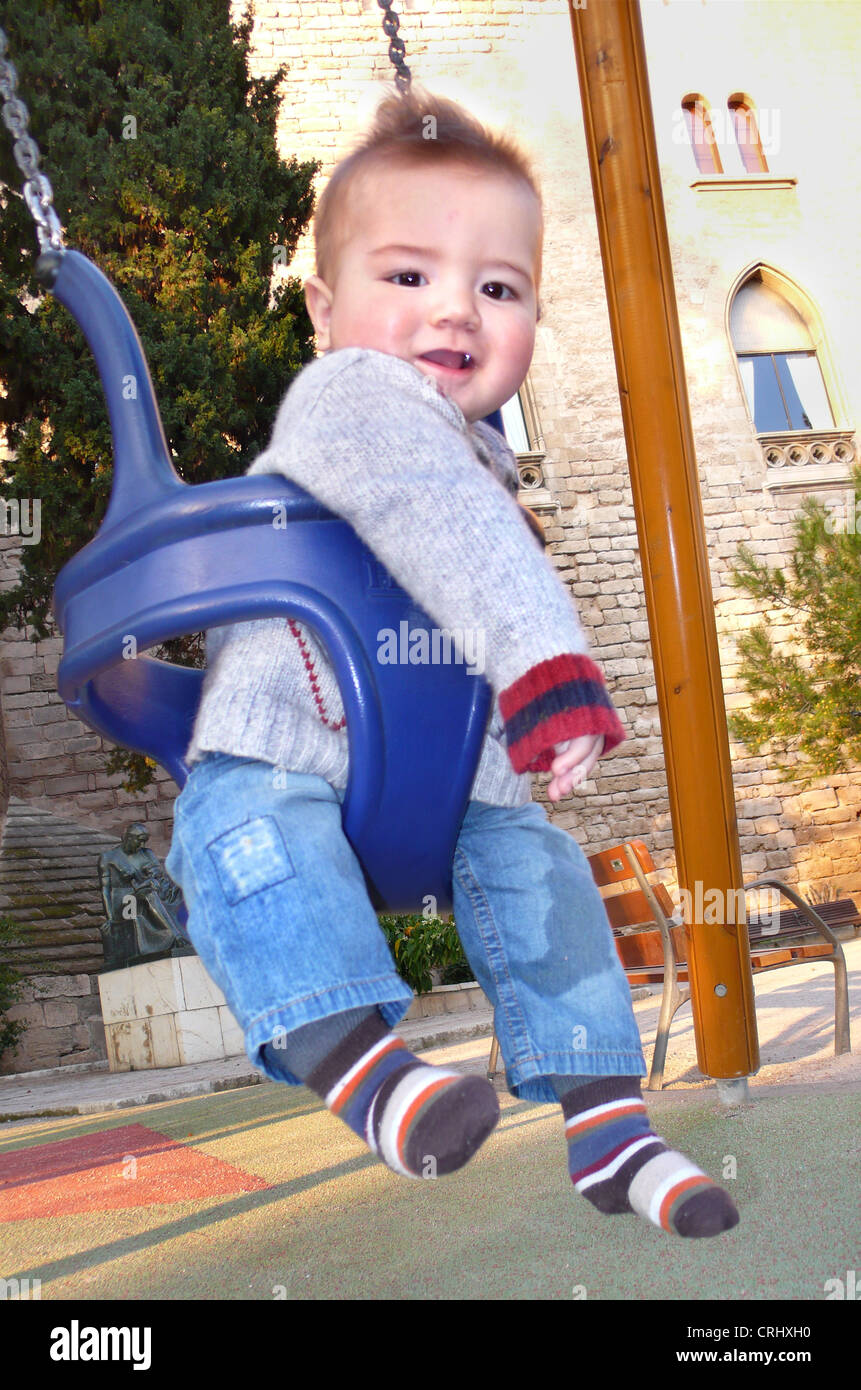 kleiner Junge auf einer Schaukel, Spanien, Balearen, Mallorca, Palma De Mallorca Stockfoto