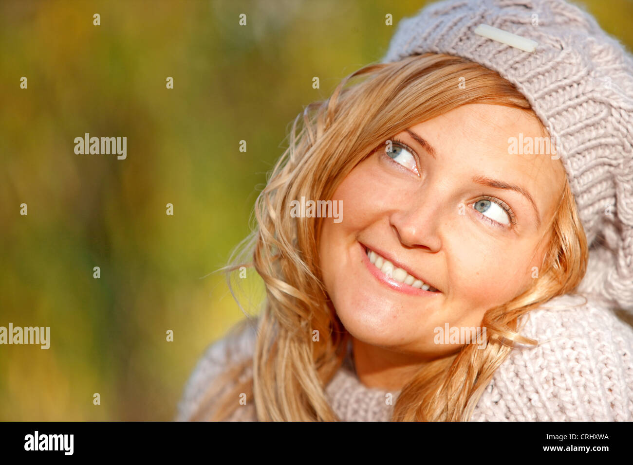 lächelnde junge Frau in einem Stockfoto
