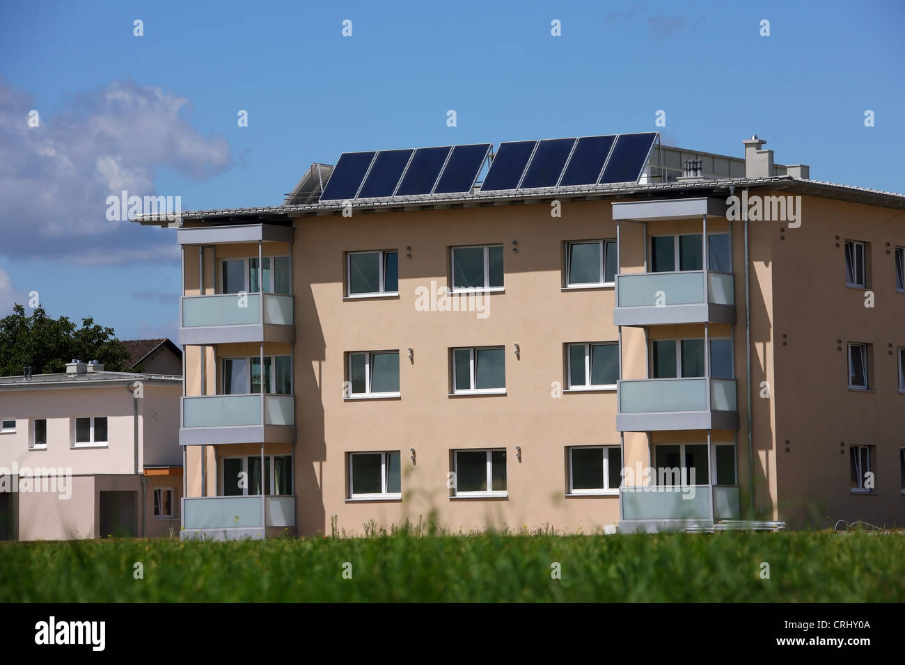 Mehrparteien Haus mit Solarkollektoren Stockfoto