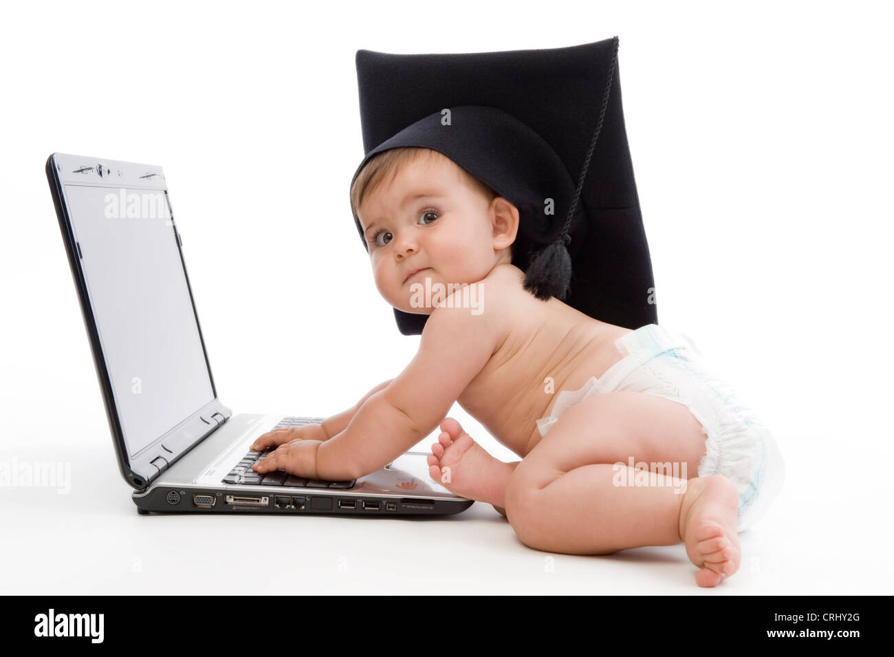 Baby mit Doktorhut mit laptop Stockfoto