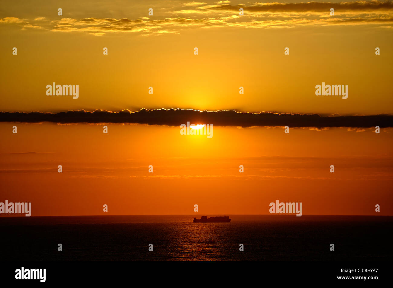 eine Fähre unterquert das Morgen Sonnenaufgang Balearen Spanien Stockfoto