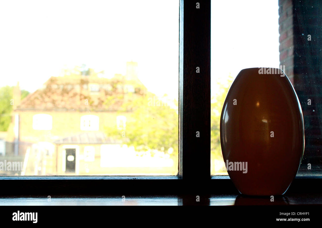 Eine leere Blumenvase am Fenster Stockfoto