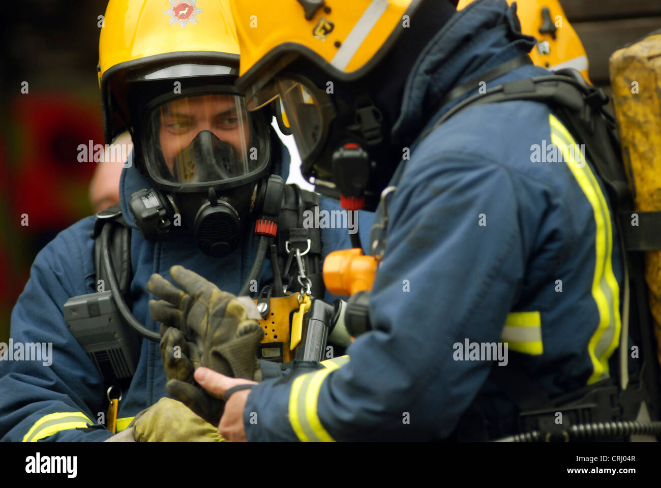 Zwei Feuerwehrleute. Stockfoto