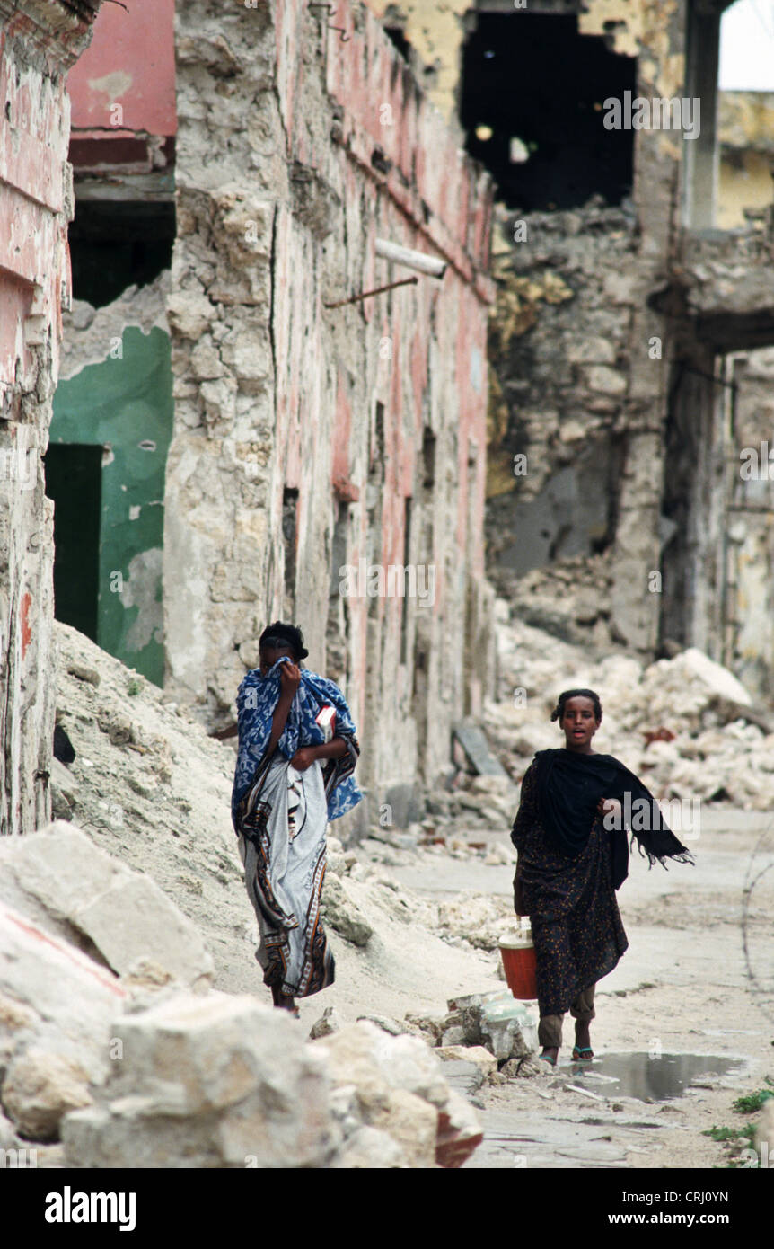 Somalische Frauen in den Ruinen von Mogadischu in Somalia Stockfoto