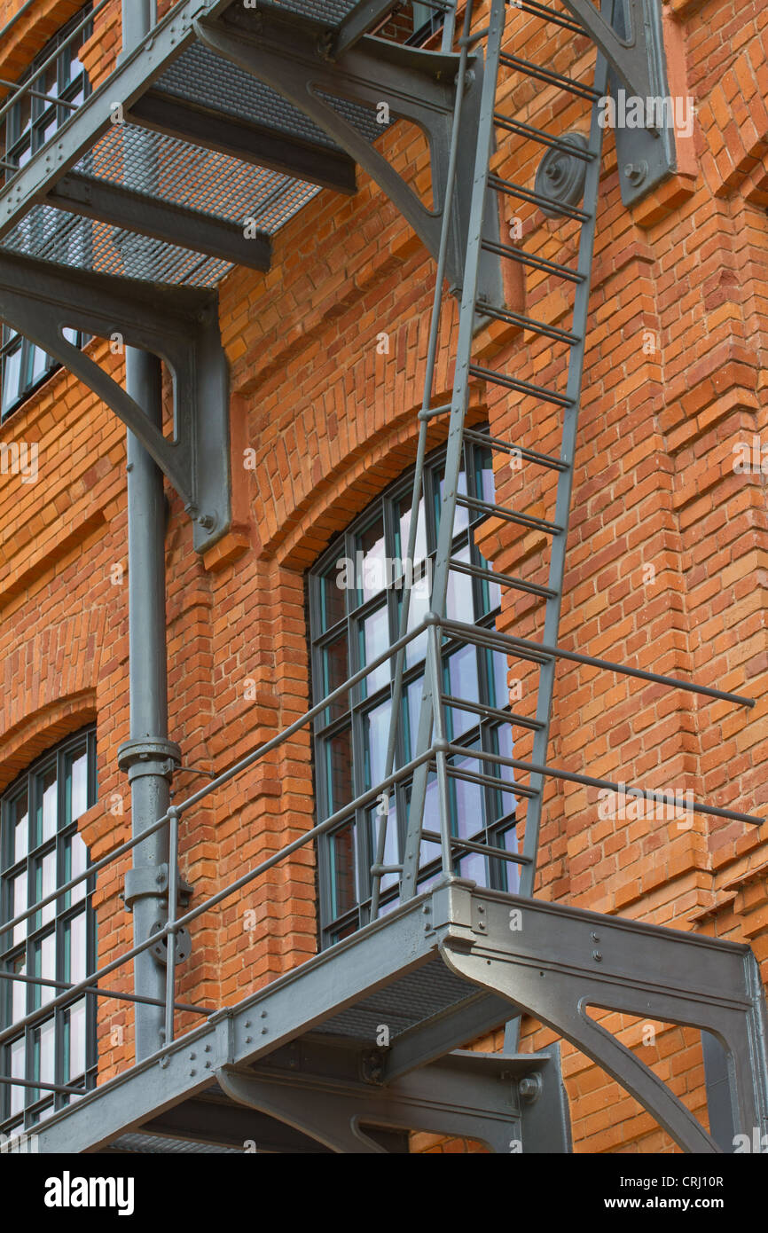 Stahl-Notausgang Leiter auf renovierten Fabrikgebäude mit Ziegelmauer Stockfoto