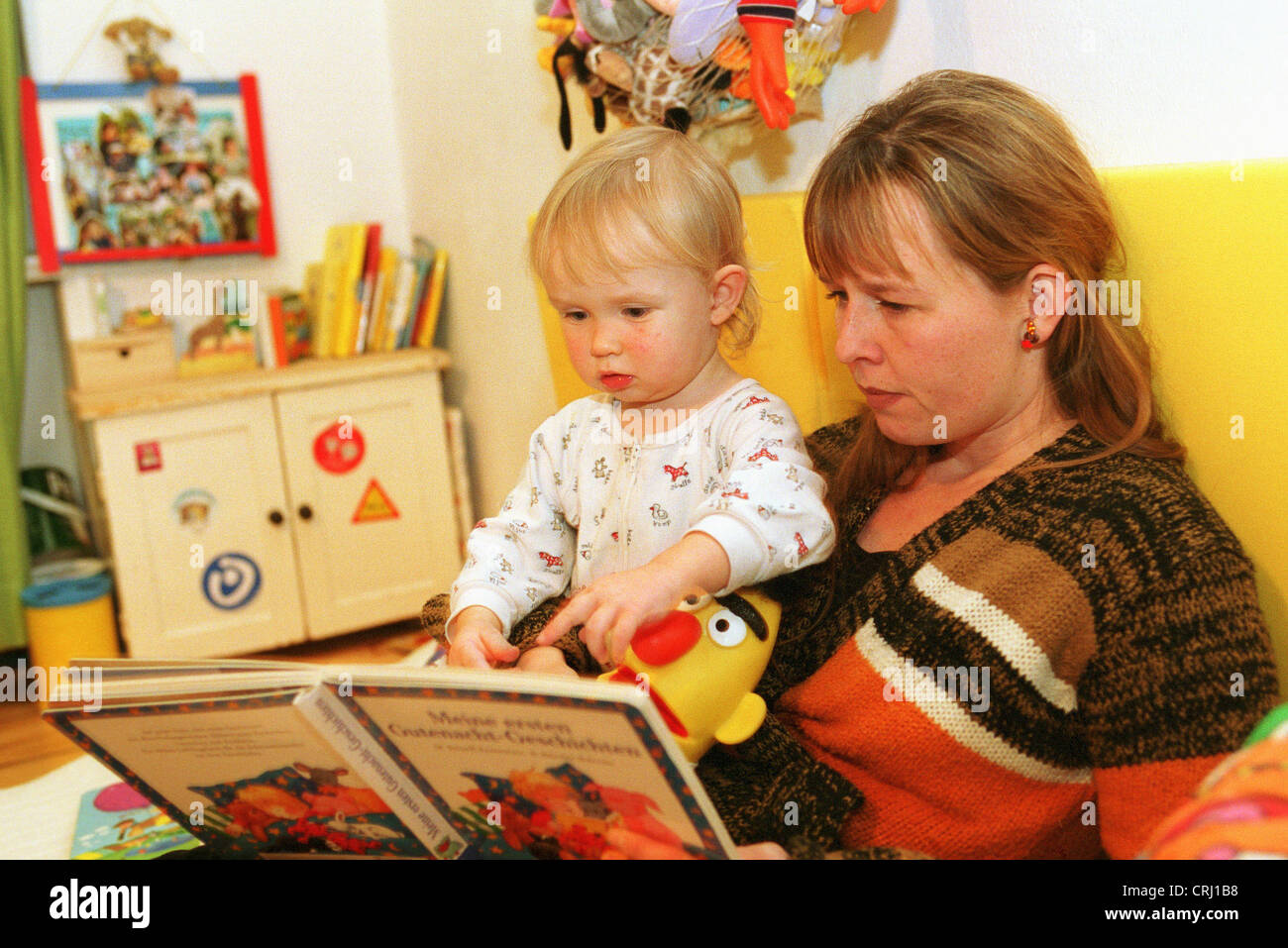 Mutter und Kind beim Lesen einer Geschichte Stockfoto