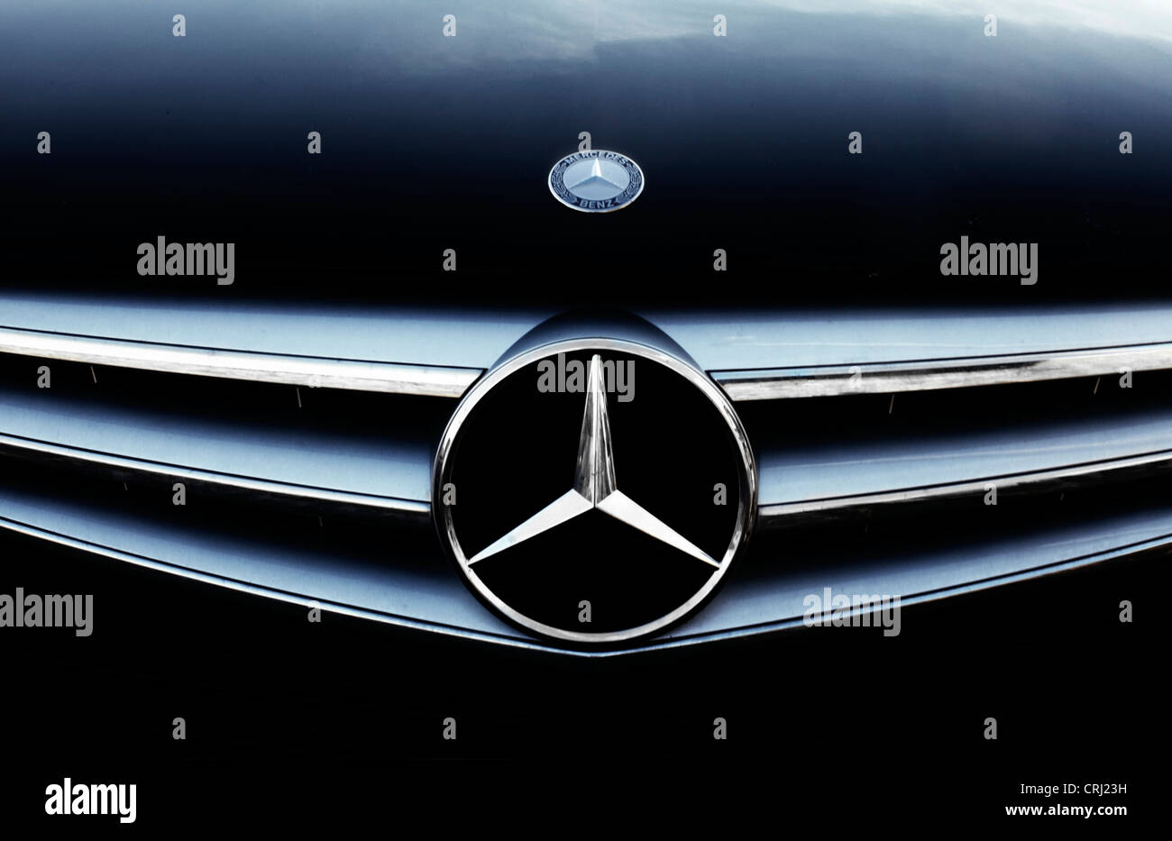 Mercedes Benz Logo und Auto Motorhaube von vorne gesehen Stockfotografie -  Alamy
