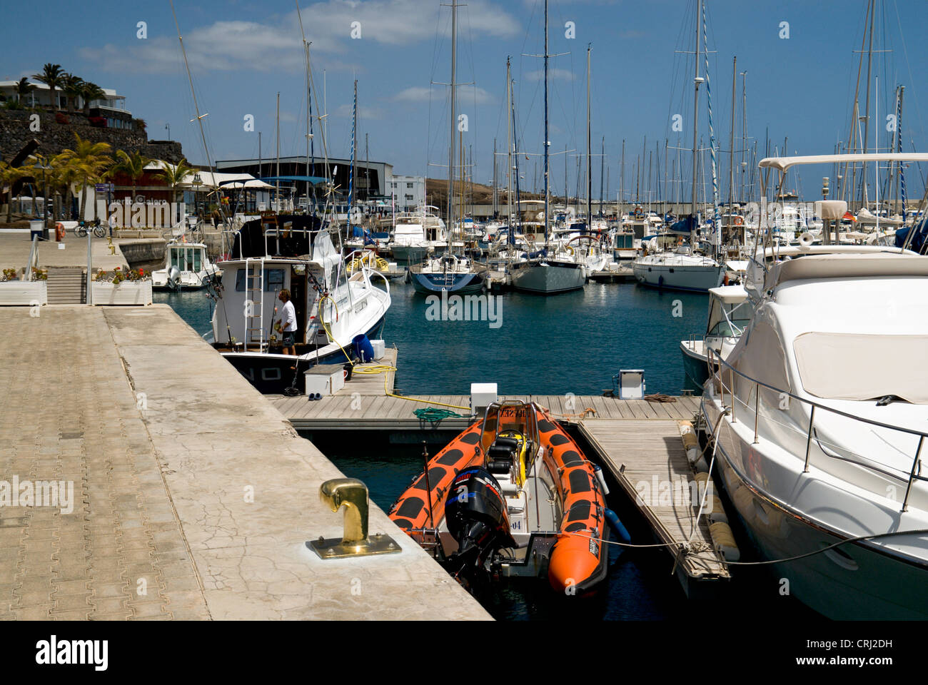 Boote vertäut im Hafen von Puerto Calero, Lanzarote, Kanarische Inseln, Spanien Stockfoto