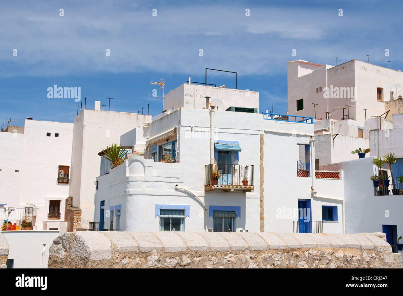 Einblick in Peniscola mit weißen und blauen Häusern und Flachdächern. Autonome Gemeinschaft Valencia, Spanien. Stockfoto