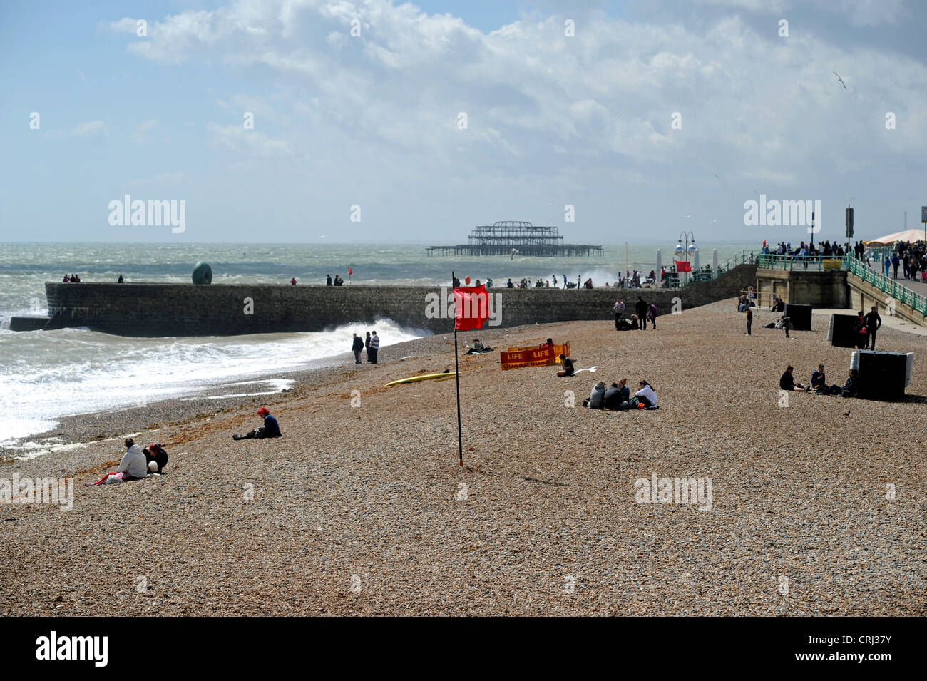 Gefahr der roten Flagge auf Brighton beach Sussex UK signalisieren, dass das Meer zu rau ist, im Schwimmen zu gehen Stockfoto