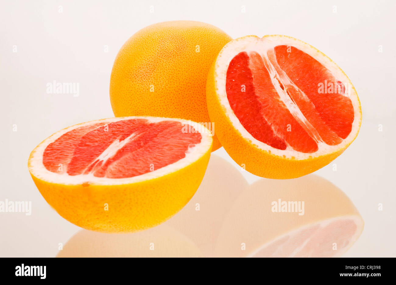 Antioxidans Lycopin Citrus Citrus Paradisi Lebensmittel Lebensmittel Frucht Grapefruit halbe Hälften gesund gesunde Ernährung kalorienarme Nutrien Stockfoto